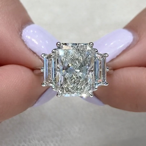 Bague de fiançailles vintage à trois pierres en moissanite taille radiant 4,25 TCW, or blanc massif 14 carats, diamant Tishya - Product Image 6