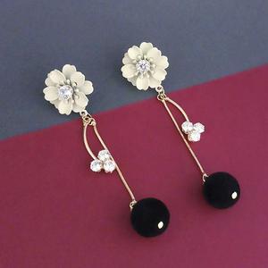 Urthn Pendientes de gota florales blancos chapados en oro 1315708C Joyería colgante de moda - Product Image 1
