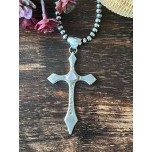 Pendentif croix en nacre et argent sterling, objet culturel Navajo de collection - Product Image 1