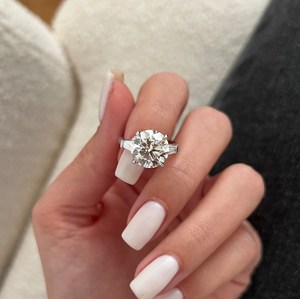 Bague à trois pierres en diamant cultivé en laboratoire rond de 5 carats E VVS2, or blanc 18 carats, bague de fiançailles classique à trois pierres, certifiée IGI - Product Image 4