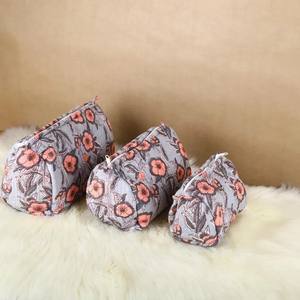 Ensemble de trousses de toilette et de pochettes à cosmétiques en coton matelassé fait main, style bohème, à motifs floraux, avec fermeture éclair et chaînes - Product Image 2