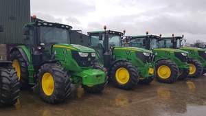 Compre un Tractor John Deere 2025R Usado en Venta con Cargador de Acoplamiento Rápido y Cucharón Disponible a Precio Económico - Product Image 6