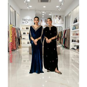 Tendances 2025 : Robe de soirée modeste en velours noir, coupe trapèze, longueur ras du sol, manches courtes brodées à la main, en mousseline de soie naturelle - Product Image 1