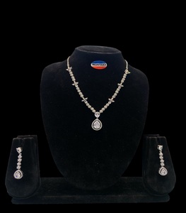 Elegante joyería étnica de boda para mujeres y niñas, conjunto de collar AD único con piedras blancas ovaladas, latón macizo a precio mayorista - Product Image 1