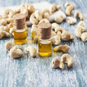 Huile de noix de cajou pressée à froid pure et naturelle pour la peau, les cheveux, le massage et l'aromathérapie, fournisseur en gros OEM en vrac d'Inde - Product Image 1