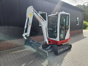 Edición de confort con cabina cerrada avanzada, miniexcavadora Takeuchi TB216 de 1.8 toneladas con aire acondicionado y cámara de retroceso. - Product Image 6