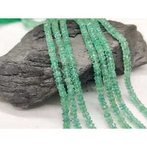 Joyería de Cuentas Facetadas Naturales con Esmeraldas de Zambia, Color Verde Gema - Product Image 1