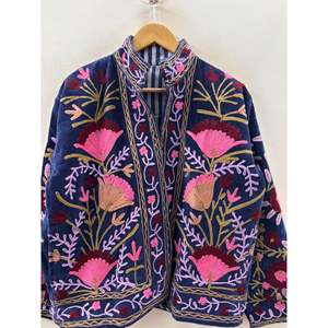 Chaqueta de Mujer Bordada a Mano, Ecológica, de Terciopelo Floral, con Cuello Mao, Manga Larga, Diseño Otoñal en Azul Marino, Rosa y Morado - Product Image 1