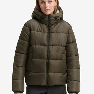 Nuevo diseño de alta demanda de Oliva de alta calidad para mujer de punto personalizado acolchado de poliéster relleno de invierno chaqueta acolchada - Product Image 1