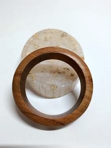 Brazaletes de madera hechos a mano de la mejor calidad con motivos tribales Joyería de declaración única para trajes bohemios Disponible al mejor precio - Product Image 2