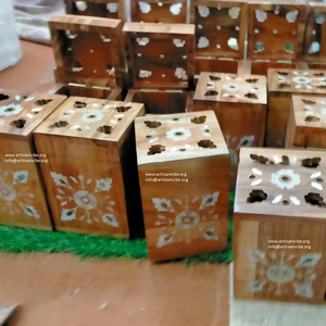 ArtisanVibe Quemador de Incienso Madkhan de Madera Maciza Hecho a Mano con Incrustaciones de Madreperla, Soporte Árabe Mubkhar para la Temporada de Otoño - Product Image 2