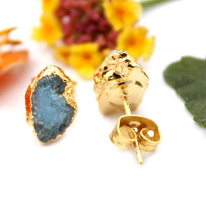 Pendientes de tuerca de Aguamarina en bruto electrochapados en oro joyería de piedra natal para marzo - Product Image 3