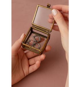 Boîte à bijoux en verre de forme rectangulaire qui ajoute du luxe à votre espace d'habillage et de la protection à vos bijoux - Product Image 6