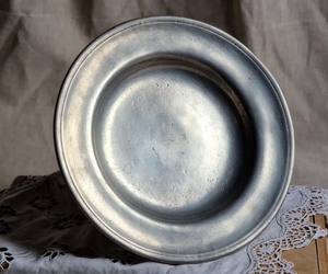 Soporte para Pastel Decorativo Hecho a Mano, Ecológico, de Aluminio, con Forma Irregular, Acabado Pulido Brillante y Textura Martillada - Product Image 3