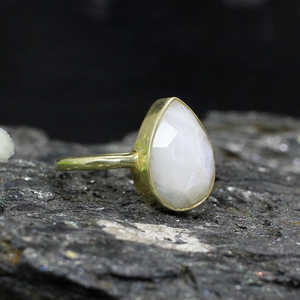 พลอยมูนสโตนสีรุ้งแหวนเงิน Boho Dainty เครื่องประดับแฮนด์เมดตัดเรียบลูกแพร์สีทอง14x10mm ชุบโรเดียม - Product Image 4