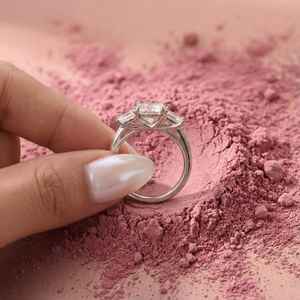 Anillo de Compromiso de Moissanita con Corte Princesa de Tres Piedras, Media Eternidad, Dos Anillos de Boda, Plata 925, Conjunto Nupcial Moderno, Regalo de Aniversario - Product Image 6