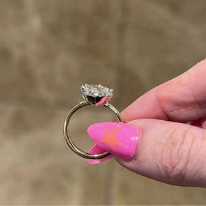 Anillo de Compromiso para Mujer con Diamante de Laboratorio en Forma de Pera de 3.00ct, Certificado IGI, Engaste de Bisel en Dos Tonos, Color DEF - Product Image 3