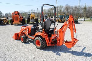 Tracteur agricole d'occasion à 3 roues, rouge, avec chargeur frontal et pelle arrière - Product Image 2