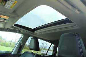 Toyota Rav 4 I4 2017 / Disponible à la vente avec faible kilométrage, moteur essence, véhicule propre et sans accident, aucun problème. - Product Image 2