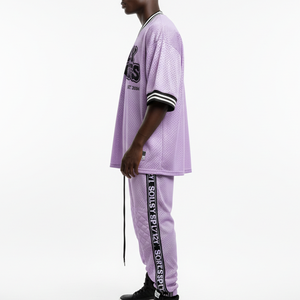 Conjunto de jersey y pantalón de malla de poliéster premium de 240 GSM para hombre con paneles acolchados en las rodillas y logotipo bordado. - Product Image 3