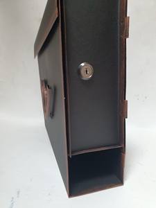 กล่องจดหมายชุบสังกะสีแบบโบราณทำจากโลหะคุณภาพระดับพรีเมียมพร้อมสีดำสำเร็จรูปเหมาะสำหรับการจัดเก็บในสำนักงานและคลังสินค้า - Product Image 6