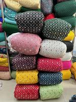 Tissus floraux de poids moyen brodés de paillettes style Jacquard pour garçons, accessoires respirants non tissés, glamour et éclat.