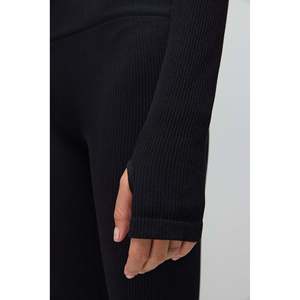 Vêtement décontracté court sans couture à épaules dénudées avec logo sur le devant - Product Image 5