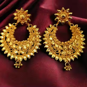 Boucles d'oreilles de qualité supérieure serties de boucles d'oreilles de style Jhumka plaquées or 22CT de conception traditionnelle bijoux pour femmes portées par les exportateurs - Product Image 1