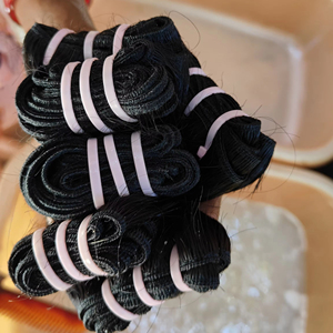 Precio al por mayor de fábrica Paquete de cabello crudo indio Remy, 100% extensiones de cabello humano, vendedores de cabello crudo Cabello indio virgen ondulado natural - Product Image 1