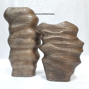 Vase à fleurs de qualité exceptionnelle tendance dans l'industrie pour la décoration de la maison, pièce d'accentuation décorative, forme géométrique plaquée argent - Product Image 5