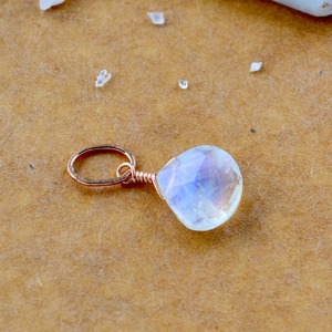 Colgante de Piedra Lunar Arcoíris en Forma de Lágrima, Gema Facetada, Piedra Natural Blanca Iridiscente, Chapado en Oro Rosa, Joyería Artesanal - Product Image 1