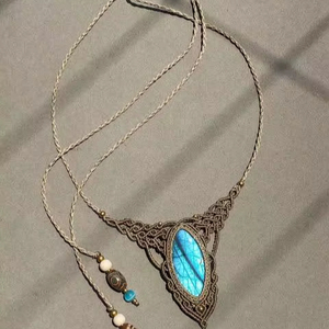 Collier en macramé vintage fait à la main avec pendentif en labradorite de 20 à 30 mm sur des cordons verts, cadeau de mariage, chaînes - Product Image 1