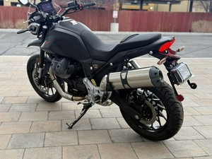 Motocicleta SUPER PREMIUM Moto V85 TT Adventure Touring Negra, Doble Propósito, con Escape Plateado y Parabrisas - Product Image 2
