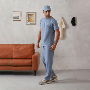 Ensemble deux pièces bleu clair pour hommes t-shirt à manches courtes avec pantalon droit tenue d'été décontractée Streetwear survêtement en gros - Product Image 4