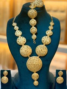 Collier et boucle d'oreille en or 24 carats élégant serti d'un design complexe en forme de poire. - Product Image 2