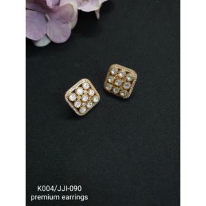 Boucles d'oreilles carrées ton or de qualité supérieure avec pierres scintillantes pour les femmes vêtements de fête de bureau quotidiens bijoux élégants légers - Product Image 1