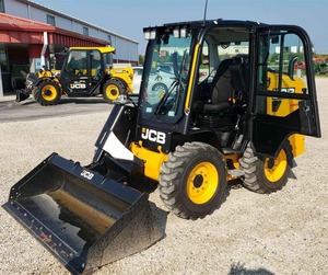 Chargeuse sur pneus JCB 270, capacité 2 tonnes, cabine jaune et noire avec godet - Product Image 3