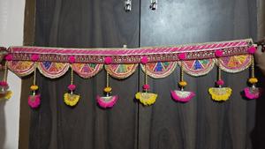 Toran traditionnel brodé vibrant, style classique, tissu avec travail de miroir coloré, chaînes de perles dorées, accents festifs de pompons - Product Image 2