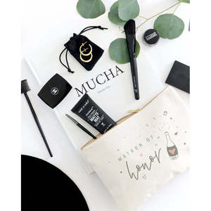 Jolie trousse de toilette en toile de coton pratique avec motif bouteille de champagne, idéale pour la demoiselle d'honneur - Product Image 3