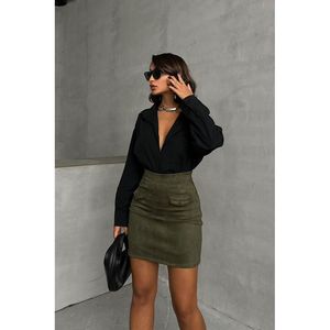 Falda de gamuza 100% con bolsillos de color liso para mujer TOPSHOW - Elegante estilo A-line hasta la rodilla en marrón tostado al por mayor - Product Image 4