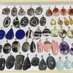 Fabriqué à la main 925 Sterling Silver Vintage Style Pendentif Haute Qualité Meilleure Qualité Pierres Précieuses En Vrac Trillion Cut Mix Pendentifs En Argent - Product Image 3