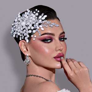 Peigne à cheveux Bridella BHP840 en strass ivoire, fait main, vintage, en métal, confortable et sécurisé pour mariage et fête - Product Image 1