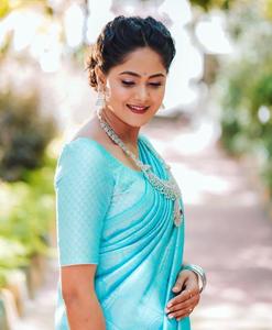 Sarees luxueux en soie jacquard lourd avec bordure dorée Tenue traditionnelle indienne et pakistanaise élégante - Product Image 5
