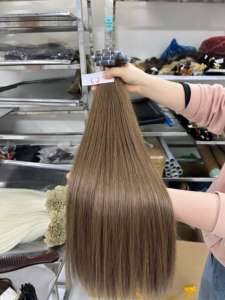 Cinta adhesiva invisible premium - Castaño natural - Cabello eslavo ruso de Vietnam - Extensiones de cabello humano real - Cutícula alineada - Tendencia de moda - Product Image 6