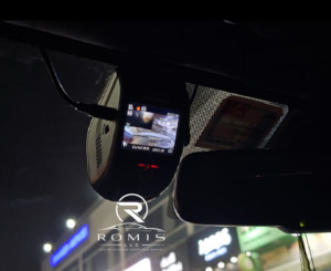 Sedán Blanco Usado de Perfil Bajo y Carrocería Ancha con Ruedas Personalizadas para Exhibición en la Calle - Product Image 3