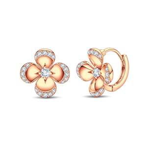 Pendientes Huggie Sparkling Clover con Diamantes Cultivados en Laboratorio de 0.52ct, Oro Vermeil de 18K, Joyería Fina para Mujer - Product Image 1