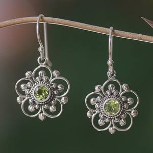 Boucles d'oreilles clous péridot en argent sterling plaqué or, motif fleur mignon, pierre de naissance d'août, bijoux élégants, cadeau pour femme, design bohème, pour soirée - Product Image 4