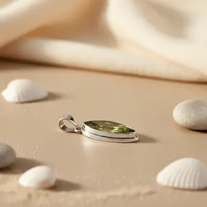 Colgante de Plata 925 con Peridoto para Mujer, Joyería Religiosa con Baño de Rodio, Material de Oro Rosa y Platino, Estilo Encanto - Product Image 2