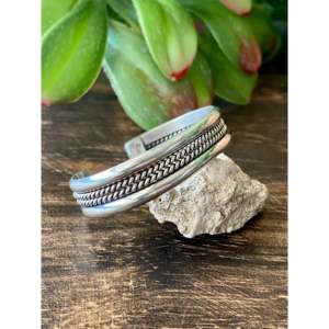 Bracelets manchette pour bébé en argent sterling, bijoux culturels de collection fabriqués par les Navajo - Product Image 3