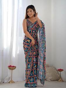 Saree de tela de seda Georgette de estilo Bollywood más vendido e impresión digital con borde de trabajo de espejo y blusa sin costuras - Product Image 3